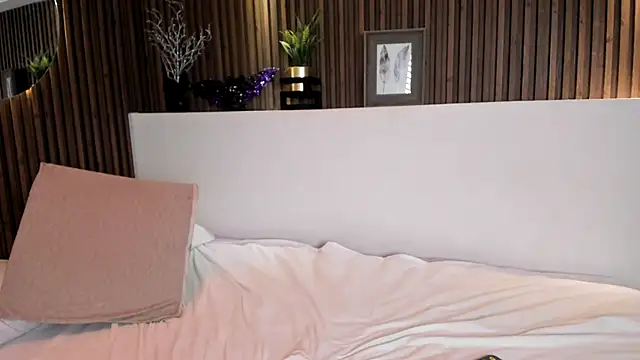 Snapshot of Emily_Roberts9 chatting on October 15, 7:25 pm Emily Roberts9 online show from October 15, 7:25 pm