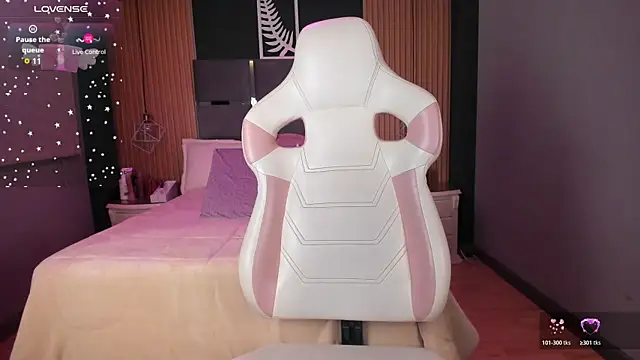 Snapshot of Emily_Roberts9 chatting on October 31, 11:22 am Emily Roberts9 online show from October 31, 11:22 am