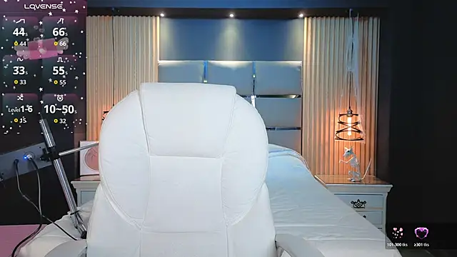 Snapshot of Emily_Roberts9 chatting on November 19, 11:43 am Emily Roberts9 online show from November 19, 11:43 am