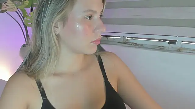 Snapshot of mia_curry chatting on November 14, 7:01 pm mia curry online show from November 14, 7:01 pm