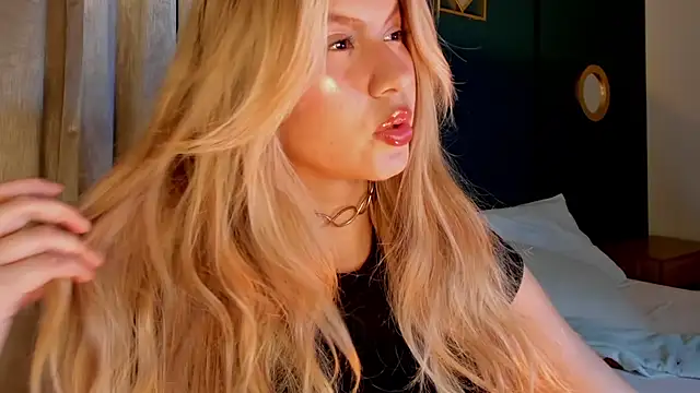 Snapshot of mia_curry chatting on June 24, 7:24 pm mia curry online show from June 24, 7:24 pm