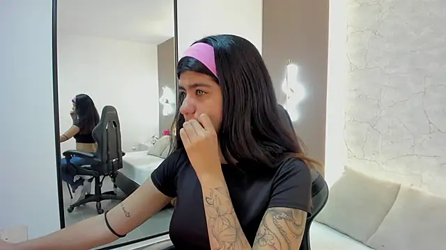 fiorella18  online show from November 14, 2:10 am