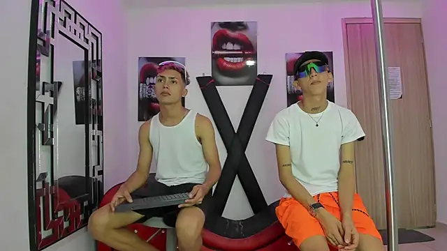 VERY HOT GUYS online show from November 16, 1:33 am