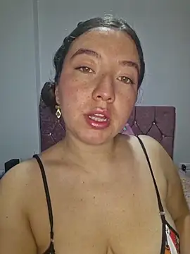 Snapshot of annyaparis chatting on December 1, 11:10 pm annyaparis online show from December 1, 11:10 pm