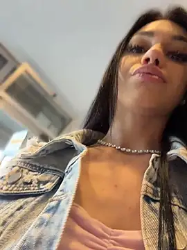 Snapshot of ilariea_girl chatting on May 11, 4:15 pm ilariea girl online show from May 11, 4:15 pm