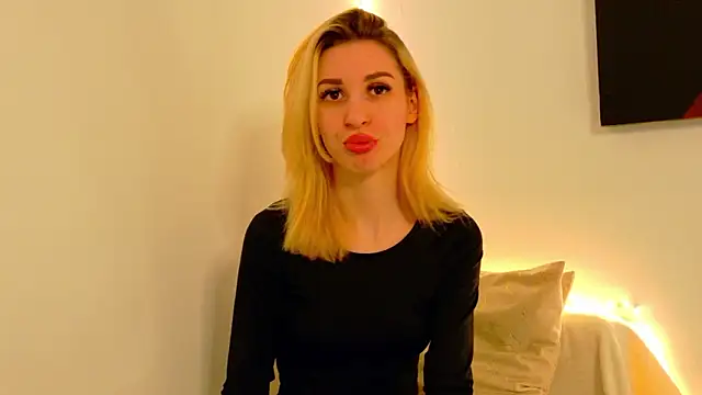 Sia a online show from March 18, 6:27 am