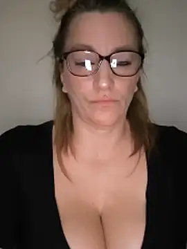 Fifi83Bell online show from March 24, 1:27 pm