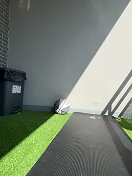 LaPetiteKim online show from March 9, 12:20 pm