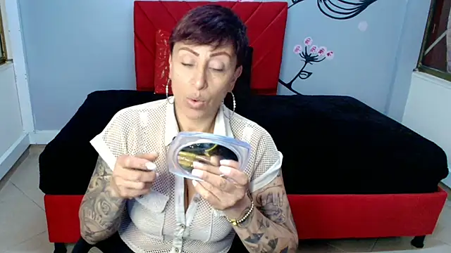 Snapshot of Charlotte__Gray chatting on October 14, 12:17 pm Charlotte Gray online show from October 14, 12:17 pm