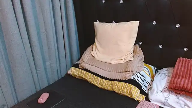 Snapshot of JayKarLo chatting on October 24, 11:17 am JayKarLo online show from October 24, 11:17 am