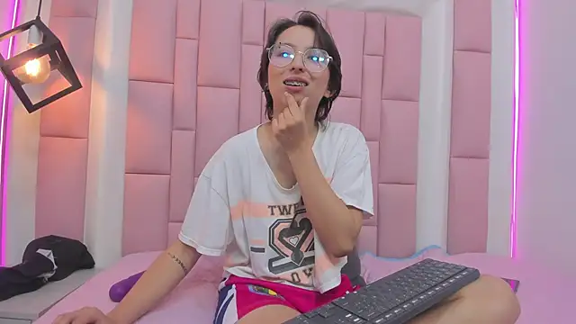 Snapshot of Klaret_Toy chatting on October 2, 6:15 pm Klaret Toy online show from October 2, 6:15 pm