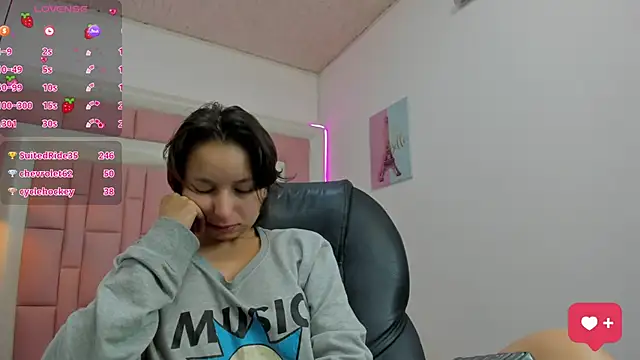 Snapshot of Klaret_Toy chatting on November 7, 12:49 pm Klaret Toy online show from November 7, 12:49 pm