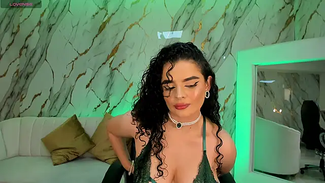 Snapshot of KylieJenkins chatting on February 16, 11:17 am KylieJenkins online show from February 16, 11:17 am