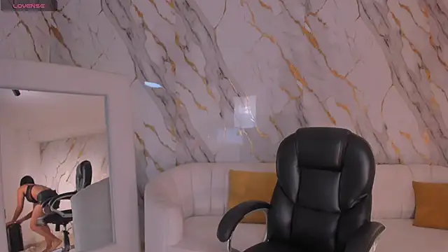NatalieLewis online show from May 10, 11:59 am