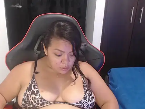 Snapshot of emily_sexxx chatting on October 13, 3:50 am emily sexxx online show from October 13, 3:50 am