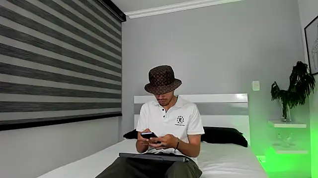 Snapshot of ZaynShadow chatting on October 18, 5:21 am ZaynShadow online show from October 18, 5:21 am