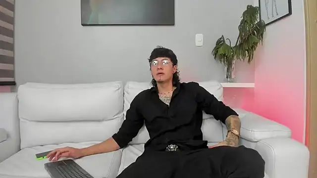 SteveDickson  online show from October 26, 3:56 am