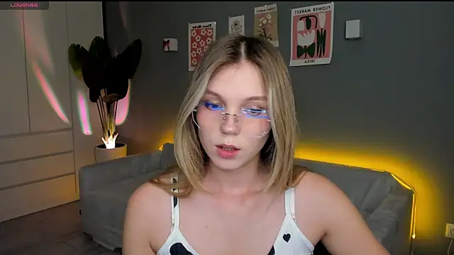 Snapshot of linakorvin chatting on October 22, 1:33 pm linakorvin online show from October 22, 1:33 pm