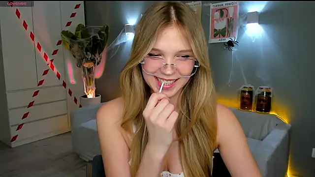 Snapshot of linakorvin chatting on October 27, 1:15 pm linakorvin online show from October 27, 1:15 pm