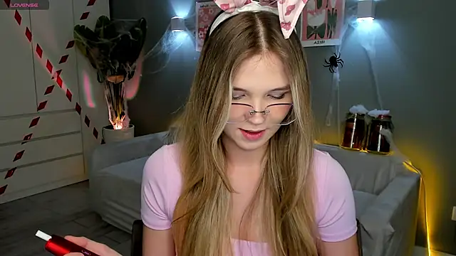 Snapshot of linakorvin chatting on October 30, 1:34 pm linakorvin online show from October 30, 1:34 pm