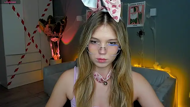 Snapshot of linakorvin chatting on November 3, 1:12 pm linakorvin online show from November 3, 1:12 pm