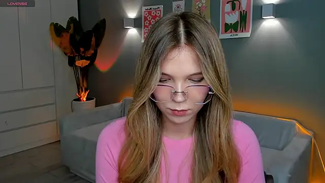 Snapshot of linakorvin chatting on November 4, 1:43 pm linakorvin online show from November 4, 1:43 pm