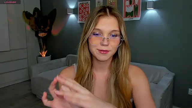 Snapshot of linakorvin chatting on November 15, 1:29 pm linakorvin online show from November 15, 1:29 pm