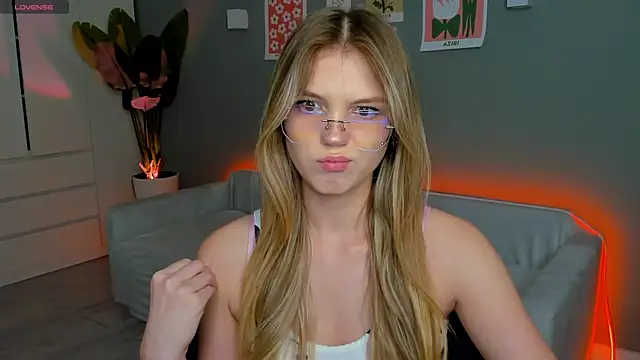 Snapshot of linakorvin chatting on November 29, 1:36 pm linakorvin online show from November 29, 1:36 pm