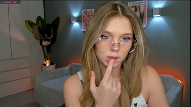 Snapshot of linakorvin chatting on December 4, 1:31 pm linakorvin online show from December 4, 1:31 pm