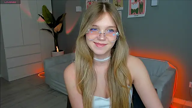 Snapshot of linakorvin chatting on December 14, 1:27 pm linakorvin online show from December 14, 1:27 pm