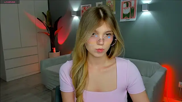 Snapshot of linakorvin chatting on December 15, 1:26 pm linakorvin online show from December 15, 1:26 pm