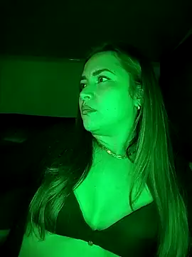 Snapshot of AlannadeLuna chatting on December 15, 3:44 am AlannadeLuna online show from December 15, 3:44 am