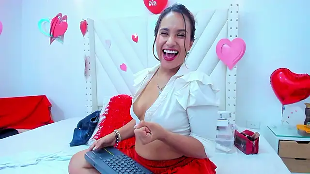 Snapshot of Emilysweet2 chatting on February 17, 6:03 pm Emilysweet2 online show from February 17, 6:03 pm