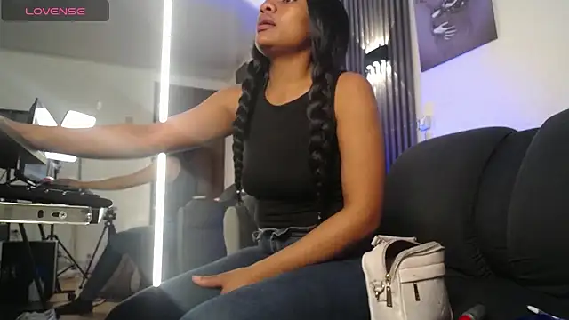 Snapshot of Charlotte_ebony_ chatting on November 11, 1:00 pm Charlotte ebony online show from November 11, 1:00 pm