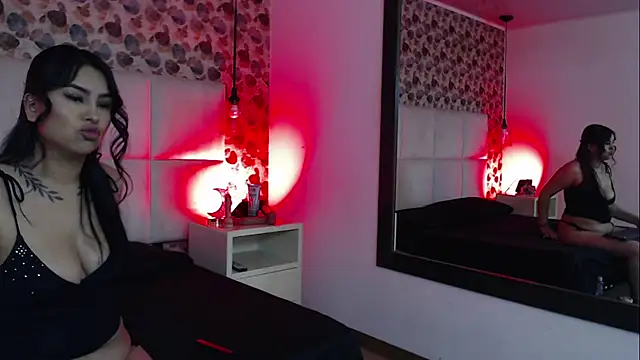 Snapshot of IssisLancaster chatting on November 4, 11:20 am IssisLancaster online show from November 4, 11:20 am