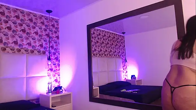 Snapshot of IssisLancaster chatting on November 8, 11:21 am IssisLancaster online show from November 8, 11:21 am