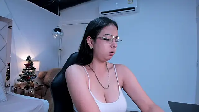 Snapshot of maddie_greyy chatting on November 25, 4:07 pm maddie greyy online show from November 25, 4:07 pm