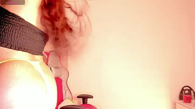 Snapshot of clover_tter_ chatting on October 24, 12:41 am clover tter online show from October 24, 12:41 am