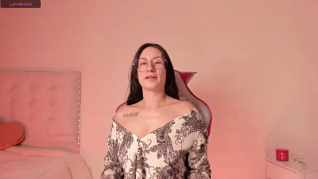 Snapshot of clover_tter_ chatting on November 9, 10:35 am clover tter online show from November 9, 10:35 am