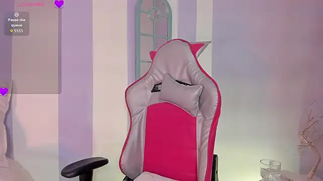 Snapshot of clover_tter_ chatting on November 27, 12:35 am clover tter online show from November 27, 12:35 am