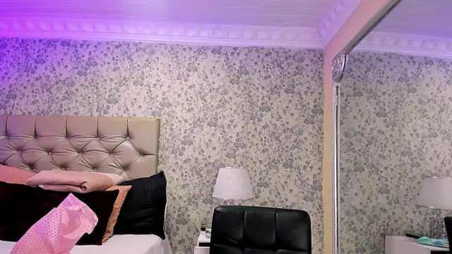 Clohe Bell online show from February 5, 12:10 pm