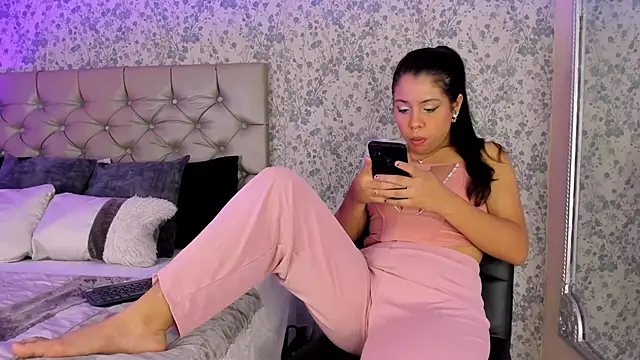 Clohe Bell online show from February 6, 12:30 pm