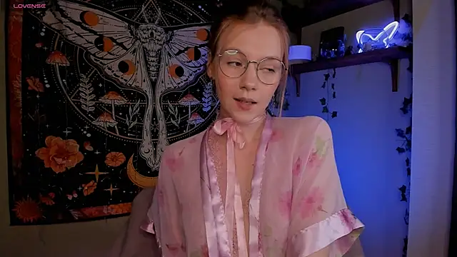 lyra thenymph online show from October 18, 1:34 pm