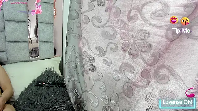 Henlly22  online show from February 19, 6:48 pm