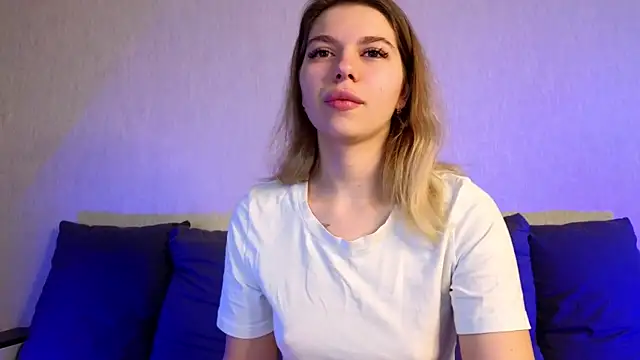 Snapshot of ashhque chatting on December 1, 8:19 am ashhque online show from December 1, 8:19 am