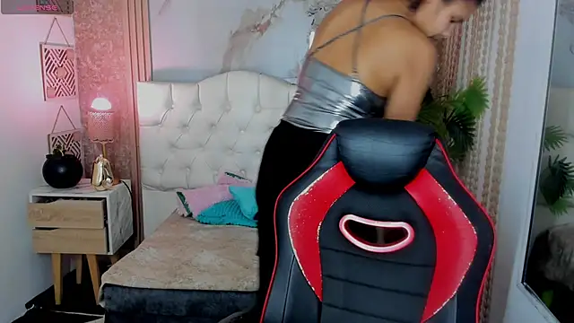 Snapshot of AriaVega chatting on April 1, 1:01 pm AriaVega online show from April 1, 1:01 pm