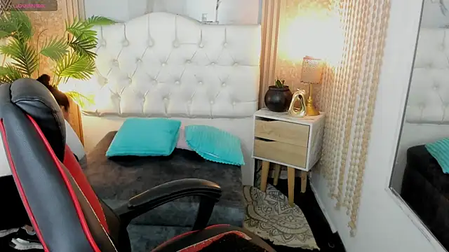 Snapshot of AriaVega chatting on April 9, 12:54 pm AriaVega online show from April 9, 12:54 pm