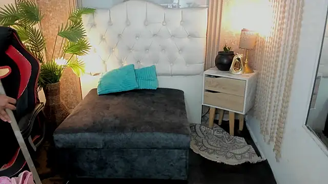 Snapshot of AriaVega chatting on April 12, 1:16 pm AriaVega online show from April 12, 1:16 pm