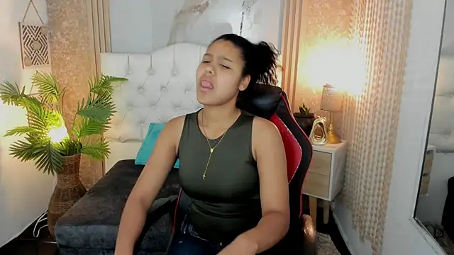 Snapshot of AriaVega chatting on April 14, 12:44 pm AriaVega online show from April 14, 12:44 pm