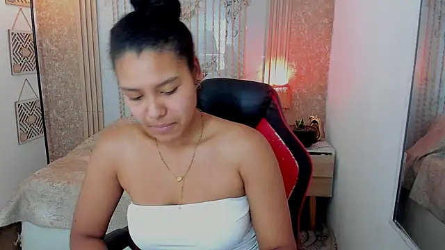 Snapshot of AriaVega chatting on May 6, 12:43 pm AriaVega online show from May 6, 12:43 pm